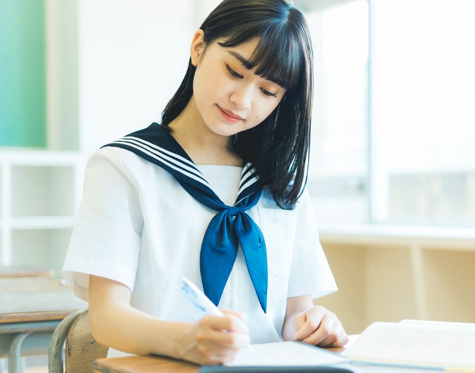 勉強をする女子生徒