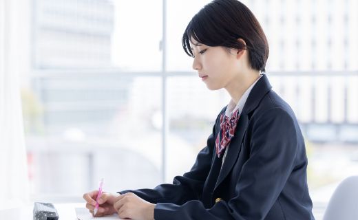 勉強をする生徒