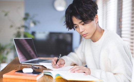 勉強をする男性